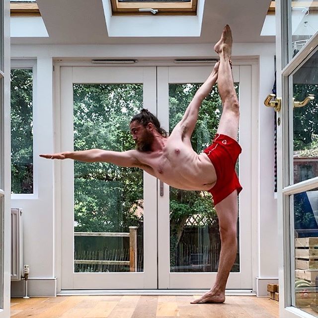 michaeleley's tweet photo. Sunday afternoon nap time standing bow. -
#standingbowpose #naptime #yoga https://t.co/2pwbEeb50e https://t.co/MNHuCuedbA