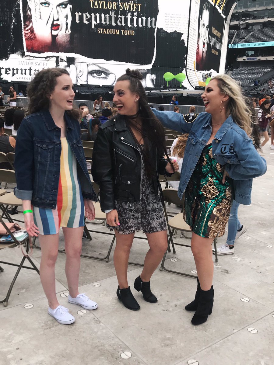 tswonderstruck_'s tweet photo. MY REP SHOW WAS A YEAR AGO TODAY ASK ME IF I’M OKAY #repTourEastRuth #repTourMetLife #MetLifeNight2 #reputationStadiumTour @taylorswift13 @taylornation13 https://t.co/0qGMYTMnxV