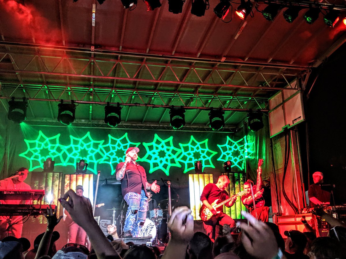 Laura_JD44's tweet photo. @Chris_Hawkey Band closing out @TCSummerJam was incredible!! Can't wait for next year! https://t.co/b3gHFRAZsc