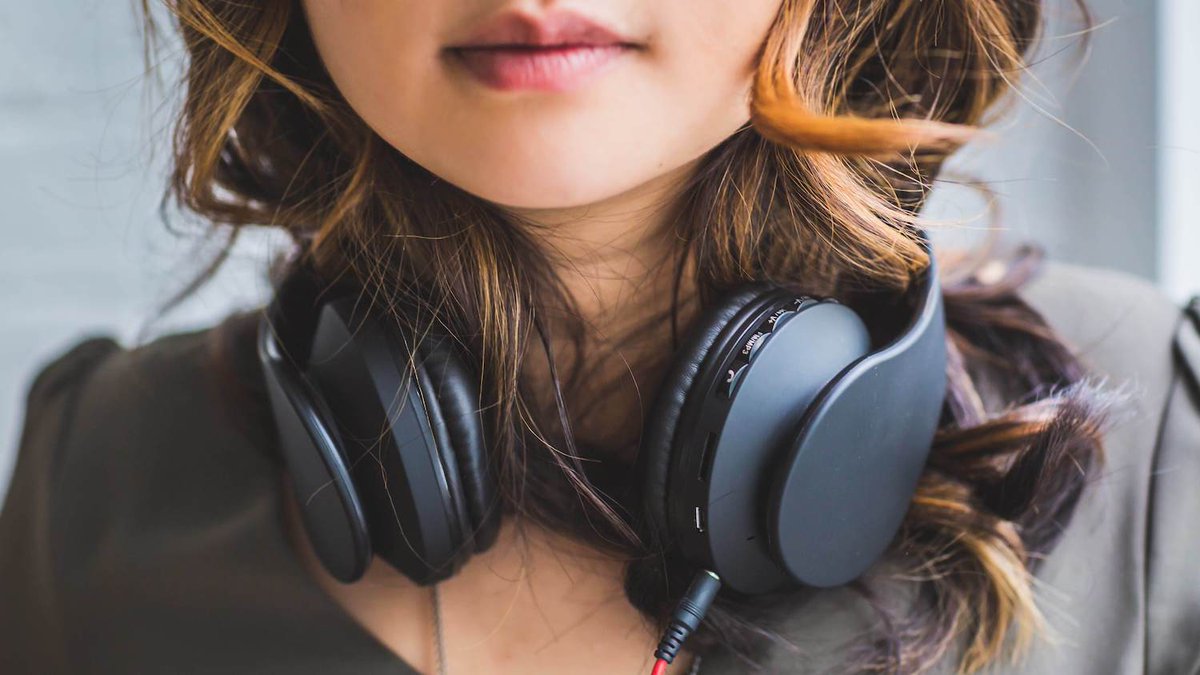 lifehacker's tweet photo. The best podcasts to binge on a long flight, according to us #MileHighWeek https://t.co/v6XiBMLZrx https://t.co/83X64wrXpw