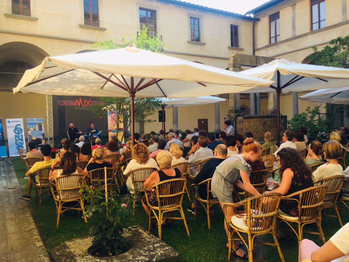 “Spero che ognuno di voi leggendo questo libro abbia pensato al proprio Maestro”. Il Chiostro Sant’Agostino è pienissimo per Giovanni Montanaro: a dialogare con l’autore de “Le ultime lezioni” (<a href="/feltrinellied/">Feltrinelli Editore</a>), <a href="/carloalbarello/">CarloAlbarello</a>.

#cortonamix19