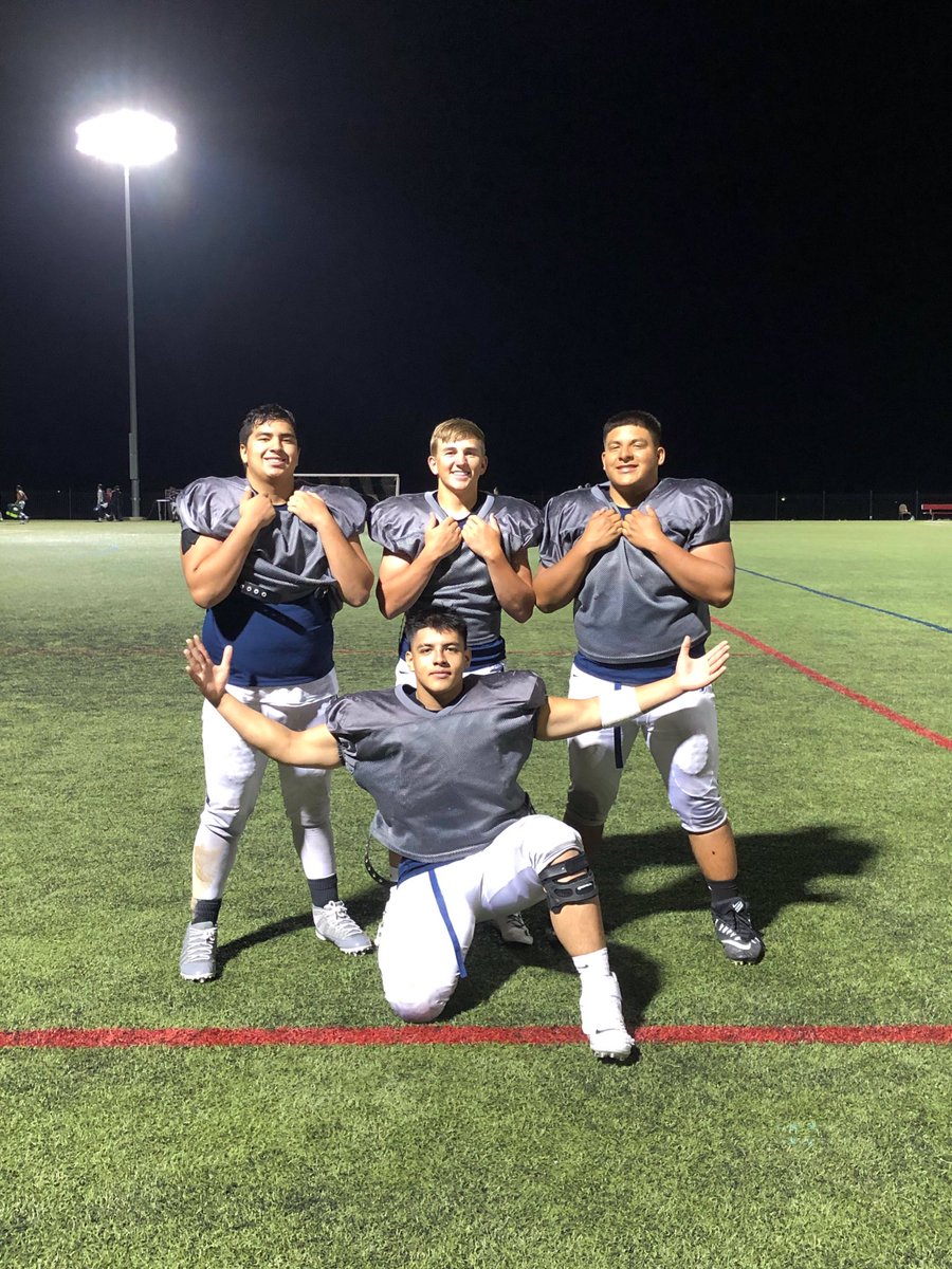EmanuelMunozAl1's tweet photo. Senior szn with my goones 🏈🤷🏽‍♂️🥇 https://t.co/gZX7Ahic3Z