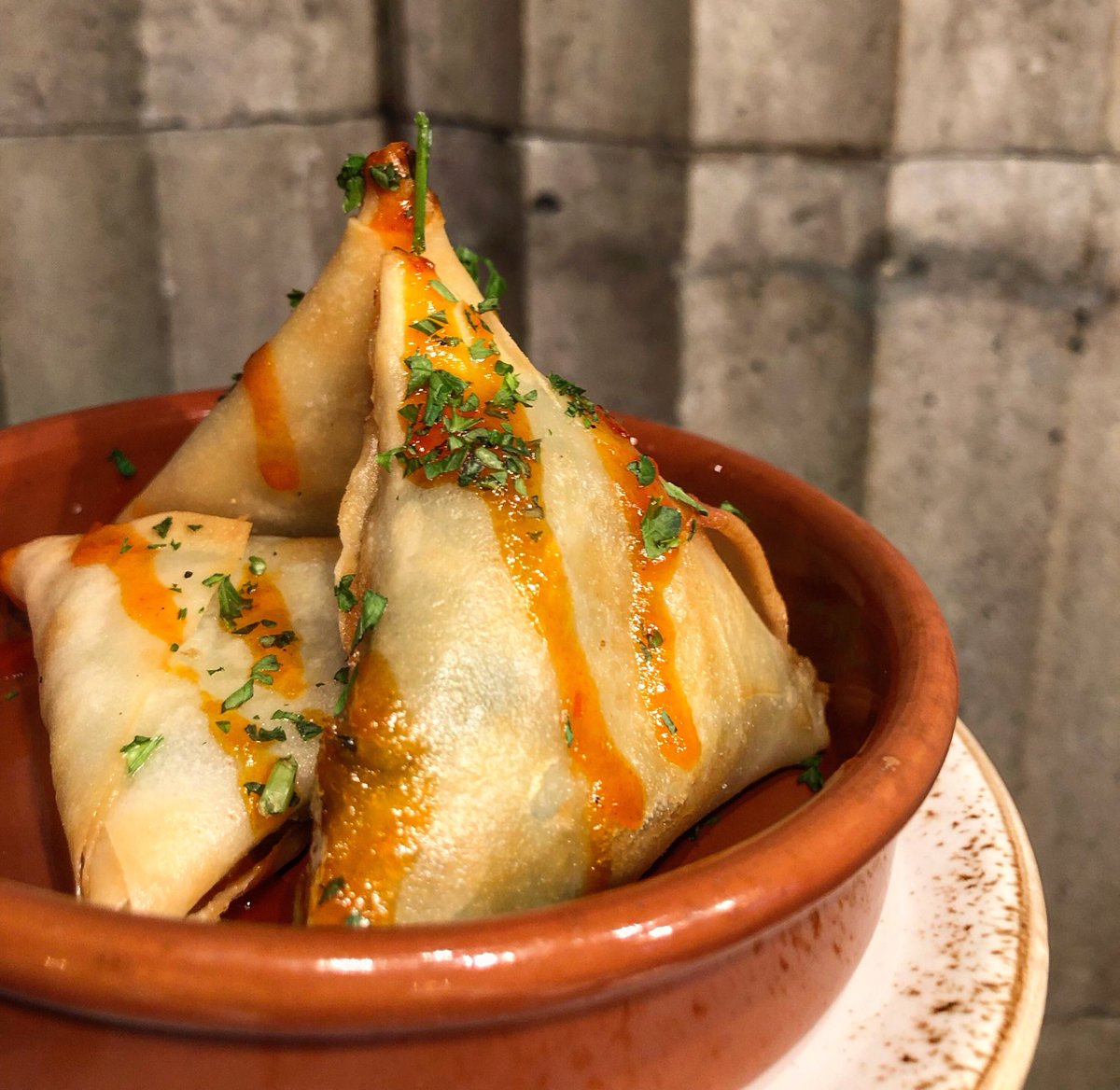 Suvlaki's tweet photo. Snackage on point #metsovone #samosa #eatgreek #suvlakisoho https://t.co/M32mIW6RKz