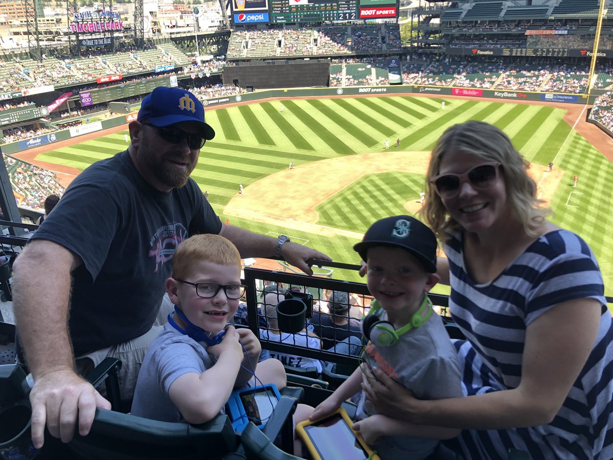 bwalsh73's tweet photo. A great time in Seattle watching the Ms play on #EdgarHOF weekend! #WhereIRoot #3gameseries #almostperfect https://t.co/hJfpisswrE