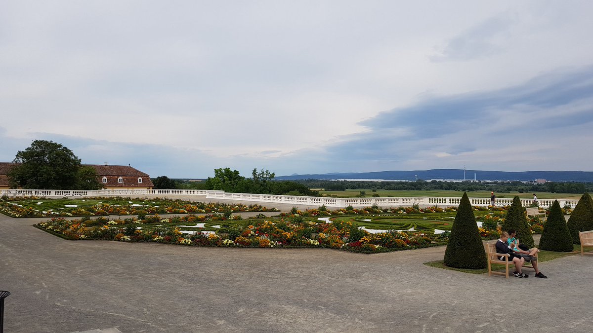 WWien10's tweet photo. Knapp 27 Grad ssind es heute in #Favoriten geworden und obwohl viele #Regenschauer unterwegs waren sind es bei uns nicht mehr als ein paar Tropfen gewesen. Trocken blieb es auch im östlichen #Marcheld bei stürmischen #Wetter. Die folgende Nacht bleibt trocken bei ca 20 Grad. https://t.co/ozmWbMxdfu