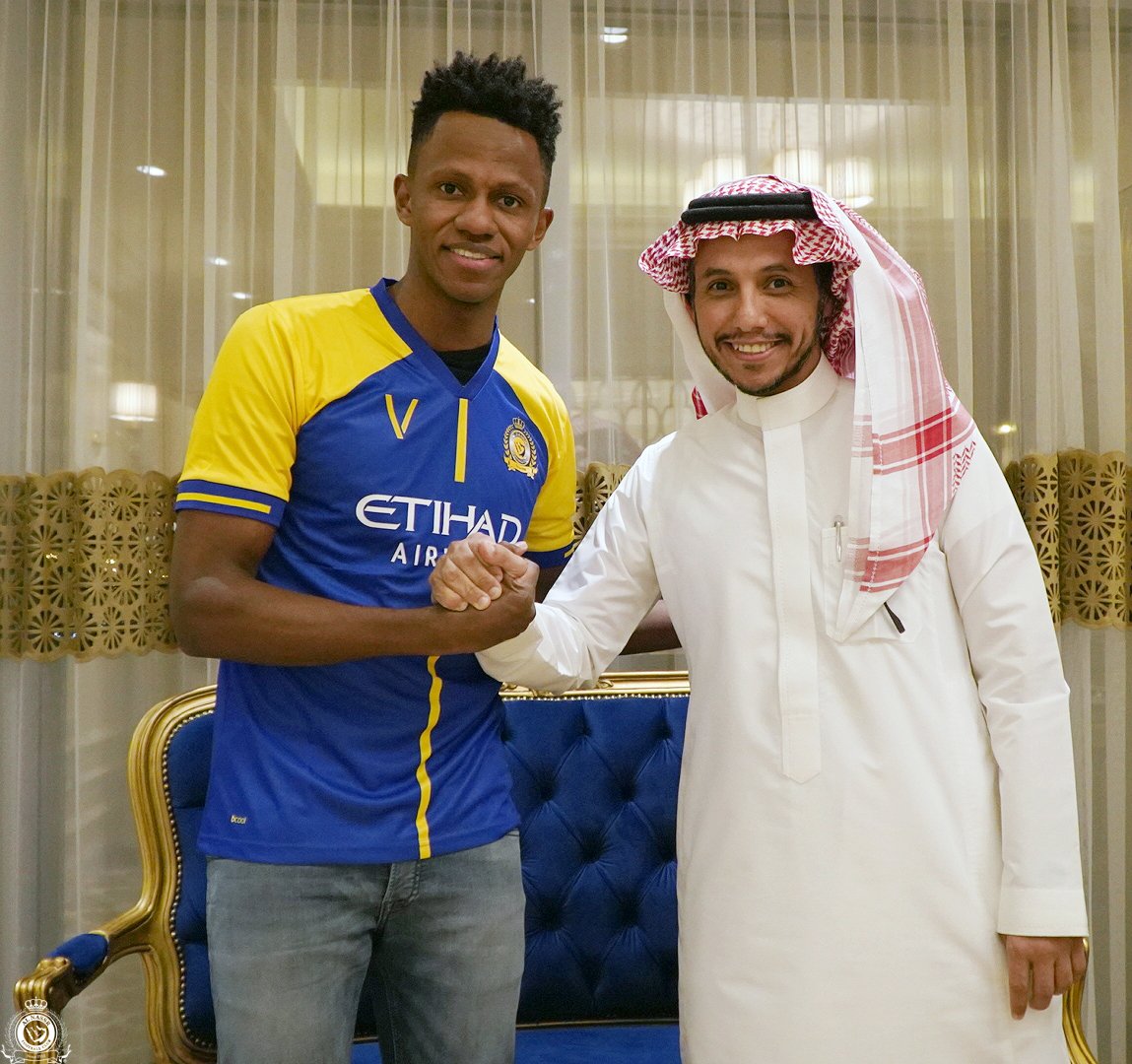 AlNassrFC's tweet photo. وقع مساء اليوم رئيس مجلس إدارة نادي #النصر الدكتور صفوان بن سليمان السويكت ⁦@AlsuwaiketS عقداً رسمياً مع مهاجم نادي التعاون الكابتن عبدالفتاح آدم بعقد يمتد لخمس سنوات
متمنين له التوفيق مع #العالمي بإذن الله .
#عبدالفتاح_ادم_نصراوي https://t.co/JpqYOKY5jF