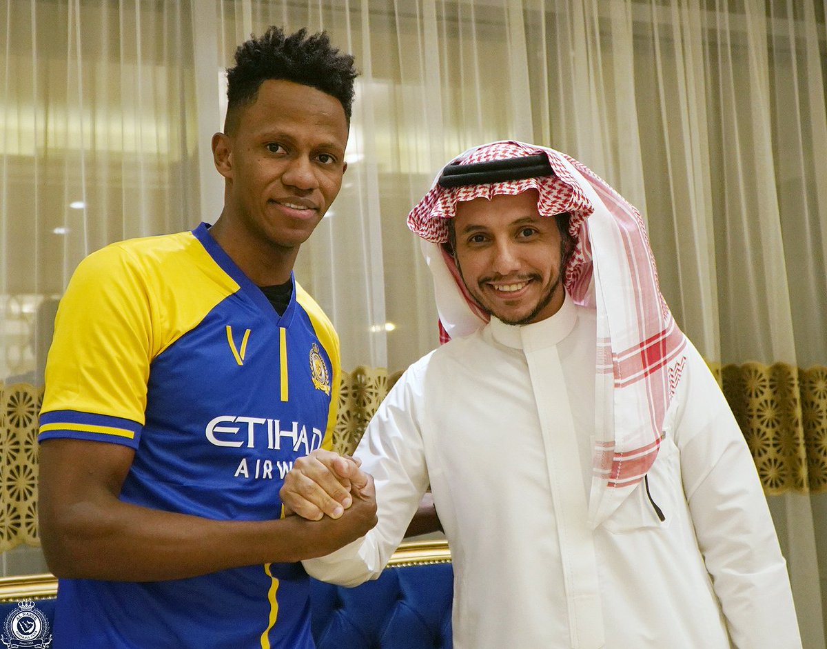 AlNassrFC's tweet photo. وقع مساء اليوم رئيس مجلس إدارة نادي #النصر الدكتور صفوان بن سليمان السويكت ⁦@AlsuwaiketS عقداً رسمياً مع مهاجم نادي التعاون الكابتن عبدالفتاح آدم بعقد يمتد لخمس سنوات
متمنين له التوفيق مع #العالمي بإذن الله .
#عبدالفتاح_ادم_نصراوي https://t.co/JpqYOKY5jF