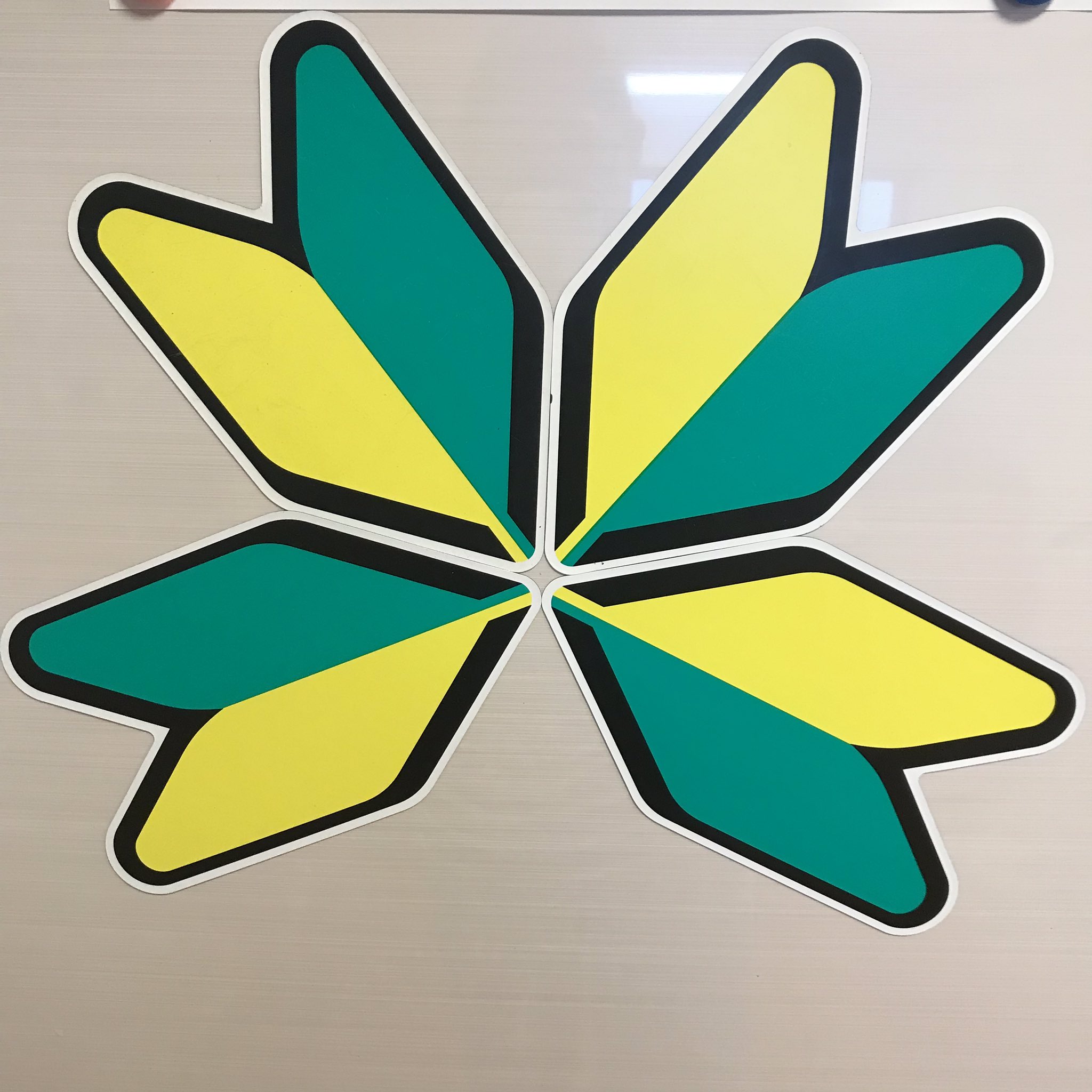 Knmi W ﾉおはよ 今日からまたバイトだわ ダールーイーねーむーいー 昨日はゼロの執行人見ながら寝落ちしたのだ ノ ｲﾔ 降谷さんのセリフ頭にリピートされてる 艸 関係ない写メ笑初心者マークで四つ葉のクローバー作ったけどなんか変やわ