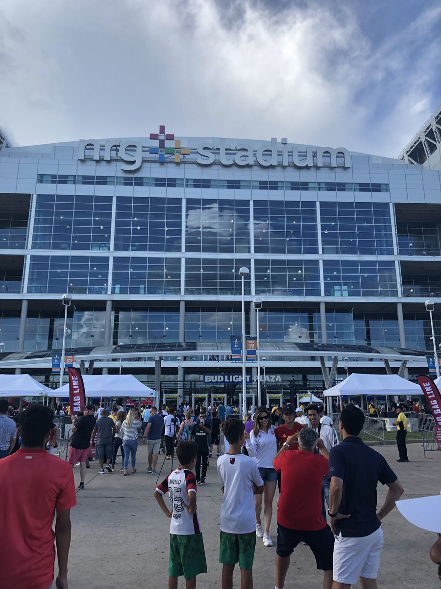GabrielTellez_7's tweet photo. Even though Real lost last night was a dream come true got to see all the World Class players preform and Benzema 🙄 #RealVsBayern #NRG @realmadriden @FCBayernUS https://t.co/eyFDXdb49q