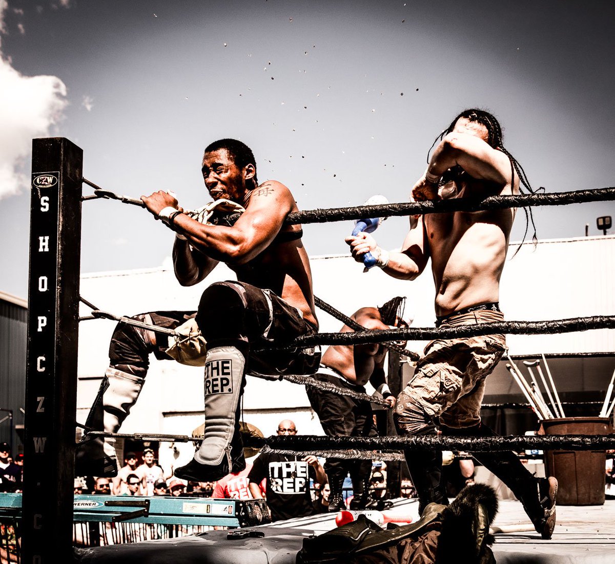 Kane_B13's tweet photo. #sundaybloodysunday - From @combatzone #tod18 2 tag teams who aren’t known for #deathmatchwrestling , #therep vs #murderbykicks from @HOGwrestling in a “Home Run Derby #deathmatch “ - @TheRepDMC hit with gets hit with thumbtacks and barbed wire. #CZW https://t.co/xswxclaUjq