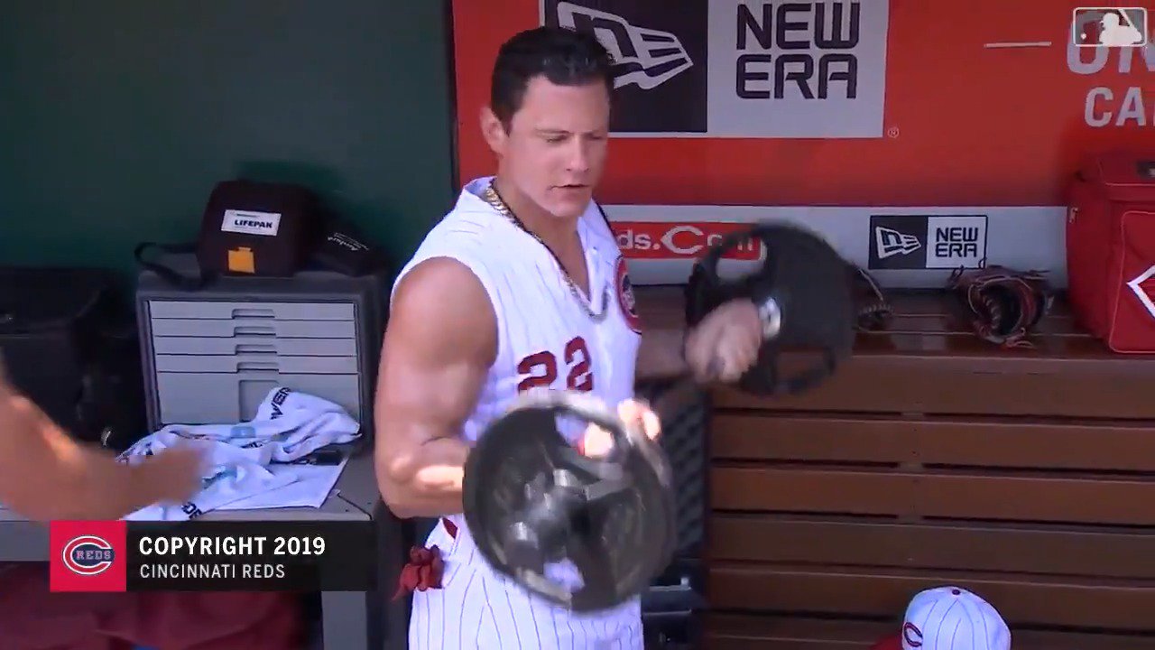 Reds lift weights in dugout before game