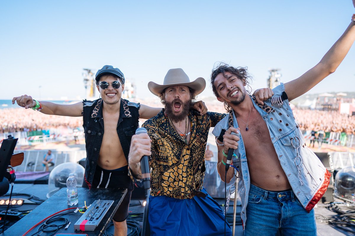 MusicTvOfficial's tweet photo. TOUR LIVE 
Fotogallery dalla tappa di #Barletta del #jovabeachparty 🤩💥🕶
•
📸 Ufficio Stampa #GOIGEST / @lorenzojova https://t.co/25pXtZxLLr