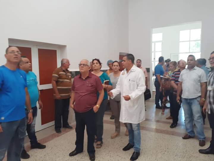 RocaNilda's tweet photo. Muestran los trabajadores del Hospital Calixto García a las autoridades de la capital, objetos de obra que  se inauguran el proximo 26 de julio. Es el resultado del trabajo y el esfuerzo de los trabajadores y contructores  #vamoapormas. https://t.co/fbJawYXKQH https://t.co/GkMkMHnG4c