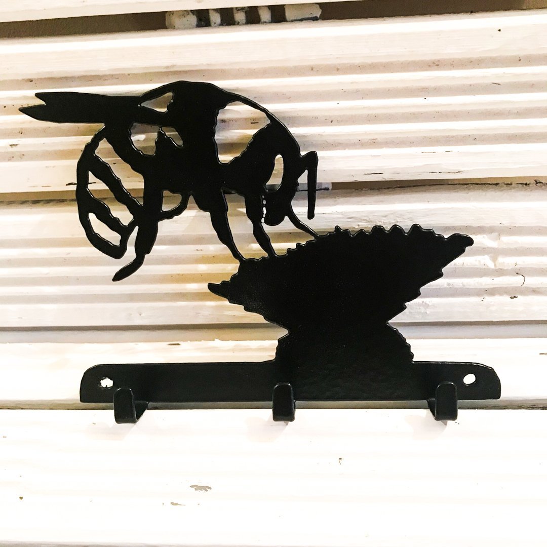 BuzzyBeeColl's tweet photo. Why not enhance your home with some of our Bee ironwork. British made, sturdy and powder coated. Much loved by all who buy it from our store:

https://t.co/aebbOvkIj4

#buzzybeecollectibles #bees https://t.co/fFc7l6eEes