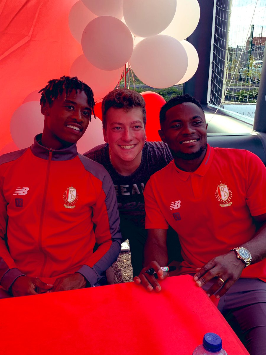 Standard_RSCL's tweet photo. 😃 Smile guys 📸 #FanDayRSCL 🔴⚪️ https://t.co/7Gn3gHXX0Q