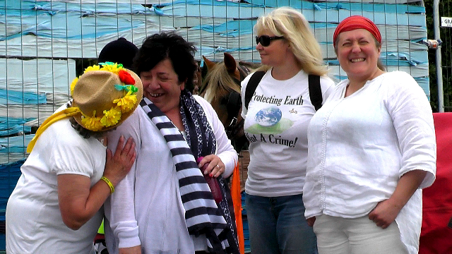 IvorEetowers's tweet photo. Marking the Wednesday women 100 was a group of determined strong willed folk who have longevity for a cause, a cause that has been known to burn out the mind a wee bit. #CallForCalm #MapleIndieMedia @FrackOffLondon @Frank_Frack @tinalouiseUK
VIDEO HERE: https://t.co/8vQGfPV3Oo https://t.co/NgQ9YXhw5b