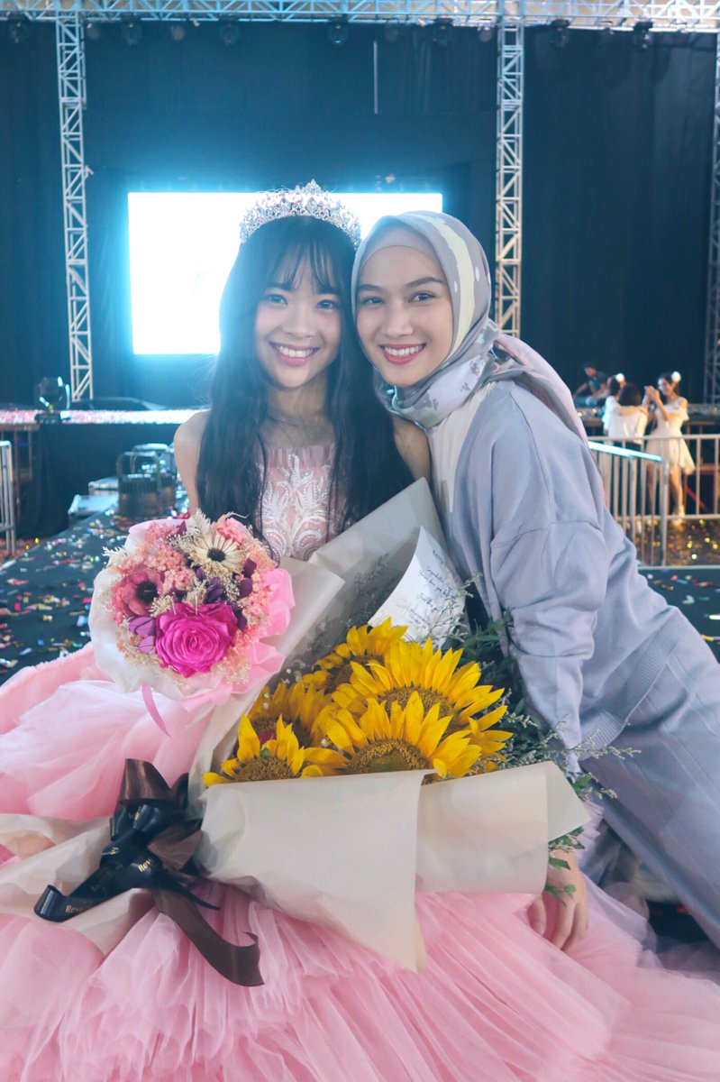MelodyLaksani's tweet photo. Happy graduations, Yupi-chan!🥳🥰 #YupiGraduation https://t.co/ivjz6nzJ9R