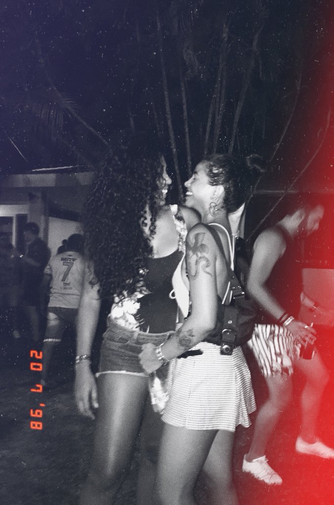 nacarolines's tweet photo. n sei dizer não p mulher bonita bicho 

(e #clkda que festa +lindaaaa) https://t.co/1ZmLB5SWkd