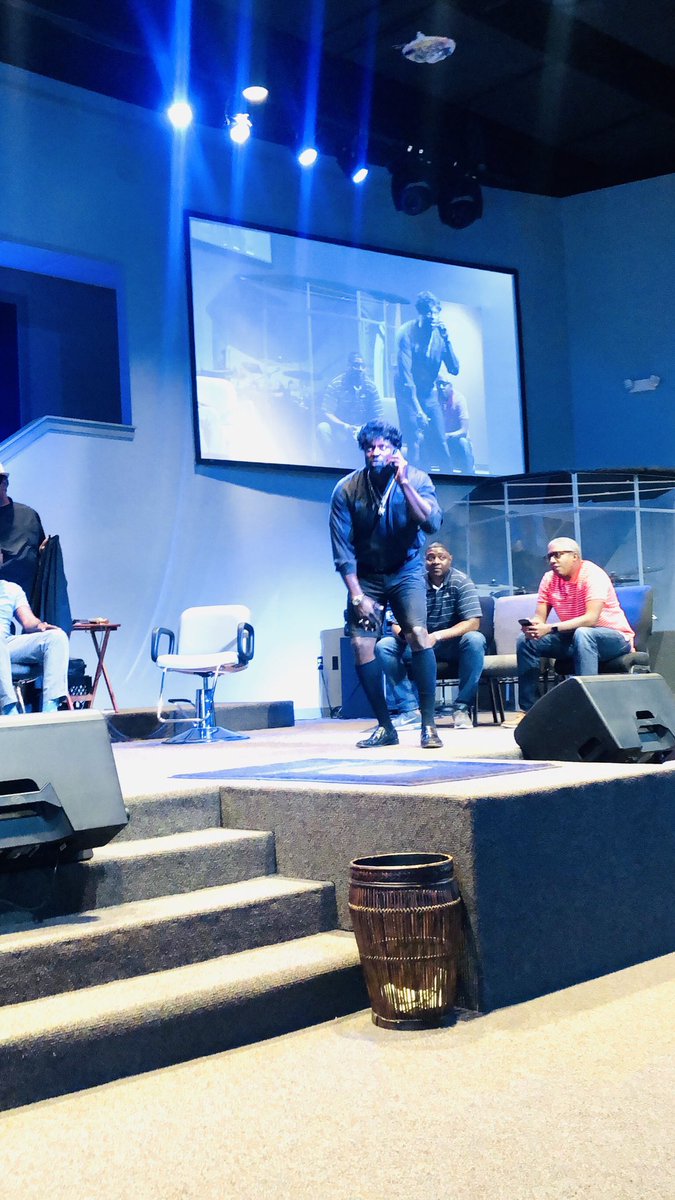 SMich_elle's tweet photo. LOOK who visited us in church today @frcfc 😂😂😂 I say #Jeromeindahouse .... @realmartymar ~ Jerome’s character is still making many laugh! #martinlawrence #Martinshow #July #DramaSeries entitled “Friends” #FreedomRock #preachhedge #yesyoucanlaughinchurch https://t.co/AphvFk0e6b