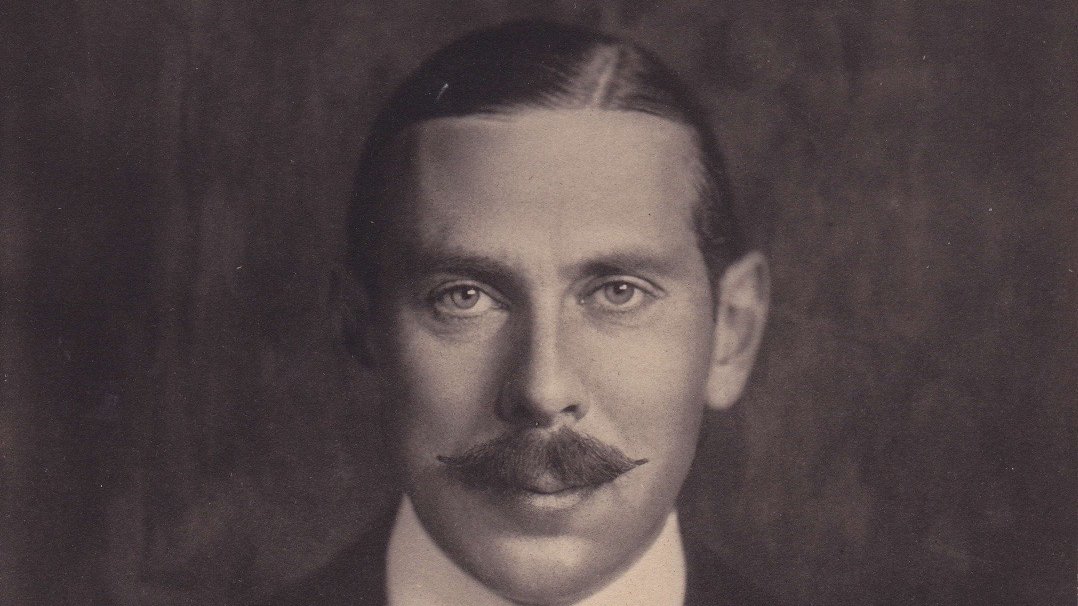 What's it like to live with a ghost? I can tell you. Check out my true adventures in a paranormal memoir I've posted on the blog: sarahkernochan.blogspot.com/2011/12/at-hom…) sarahkernochan.blogspot.com/2011/12/at-hom…