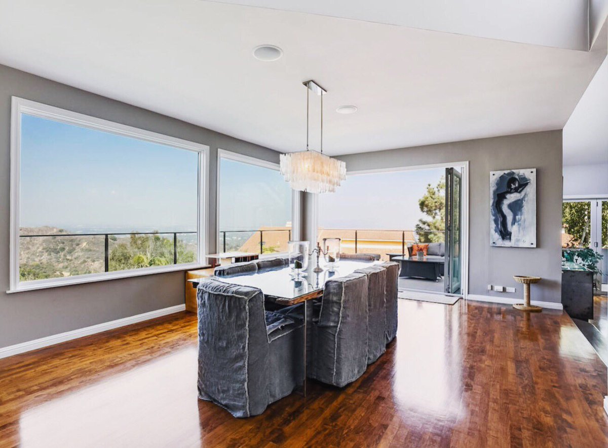 laurimstudio's tweet image. Modern dining room opening up onto a cozy balcony design to take in this stunning #BeverlyHills view. 🌄 #SummitProject #LauriMorrisonStudio

#design #architecture #interiordesign #balcony #mountainview #picturewindow #chandelier #diningroom #diningroomgoals #dreamhome #homedecor