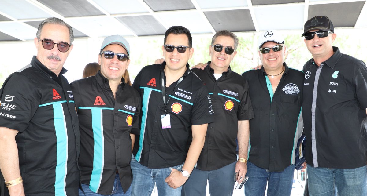 automotores_inf's tweet photo. Convocados por Daimler Trucks México y Grupo @EuroCentroCamio nero, empresarios transportistas de firmas como @frioexpress #GonzalezTrucking, #Sintra, #Transtek, #MedioKilo, #Logma, presencian la competencia de los M2 de @FreightlinerMex en elmÓvalo de.Aguascalientes https://t.co/xStgIO2g0y