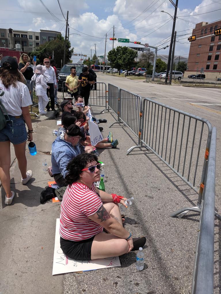 Today in #Houston, 150 people have protested the Southwest Key Detention Center on Emancipation Avenue. 

The gate has been blocked.

#FamiliesBelongTogether #abolishICE #nobabyjails #noswkey #NeverAgainIsNow