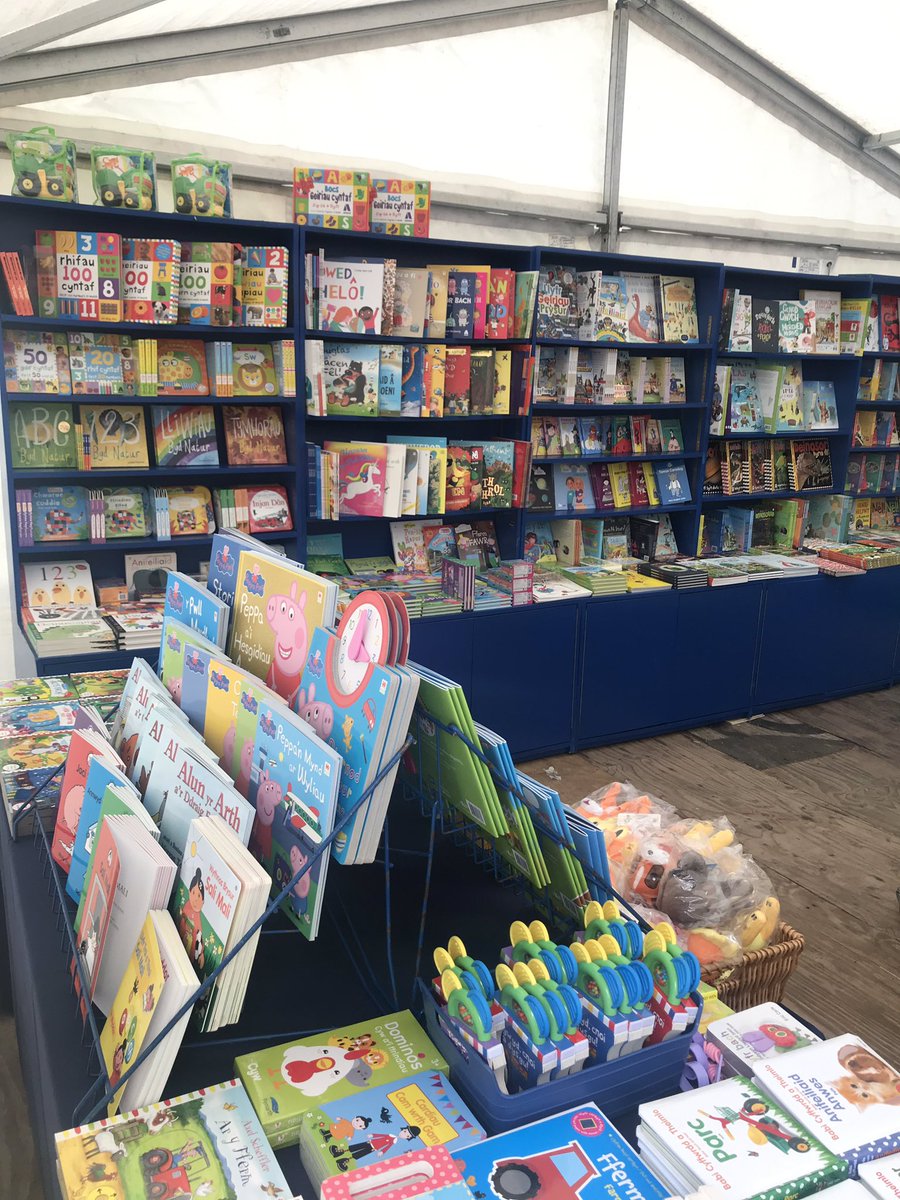 LlyfrauCymru's tweet photo. Ni’n barod ar gyfer Sioe Llanelwedd 2019! Dyma flas o arlwy ein stondin - cofiwch alw heibio - D279!📚💯🐖🐎🐓🚜
#carudarllen #sioellanelwedd #sioefawr #rwas100 #Sioe2019 https://t.co/F3bNVISLgp