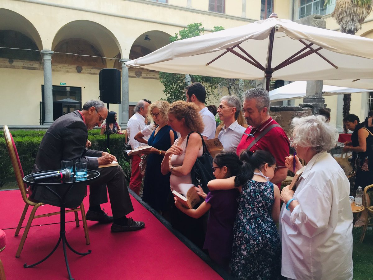 Momento #firmacopie per Guido Tonelli 📚✍️ <a href="/feltrinellied/">Feltrinelli Editore</a> #cortonamix19