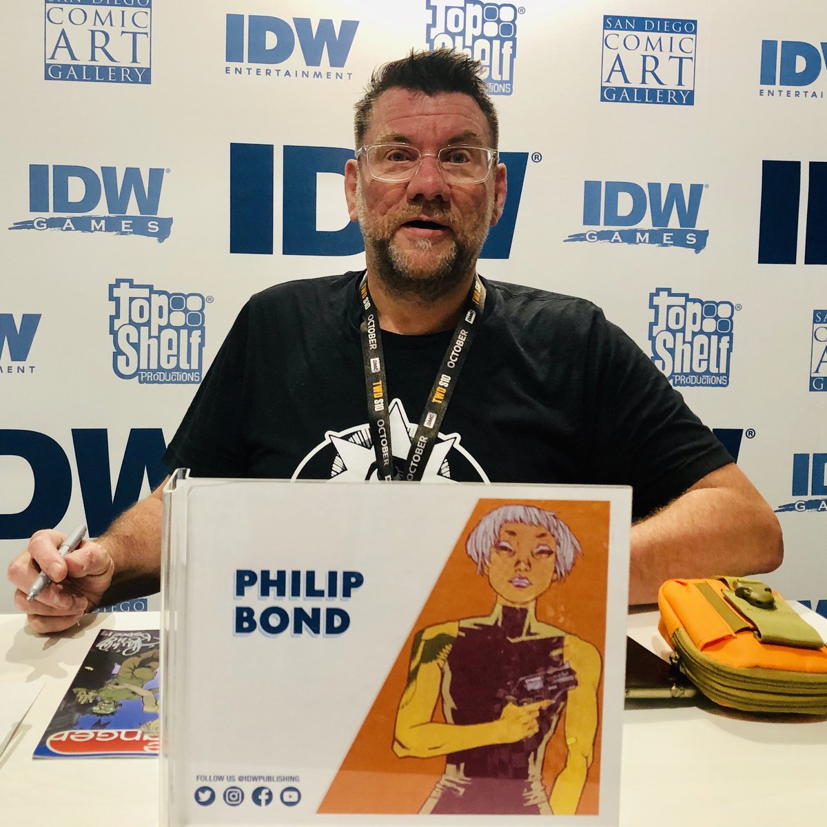 sxbond's tweet photo. Caught working hard at SDCC19 @pjbond @blackcrownhq #therulingclass #evestranger #signing @IDWPublishing https://t.co/kZXQWW7hiW