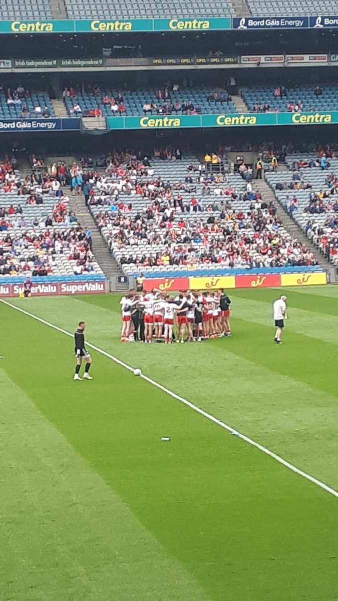 Super day at the Super 8s #TirEoghainAbu #intothesemis #Dublin #family #missingfromphotoAisling 🇮🇩