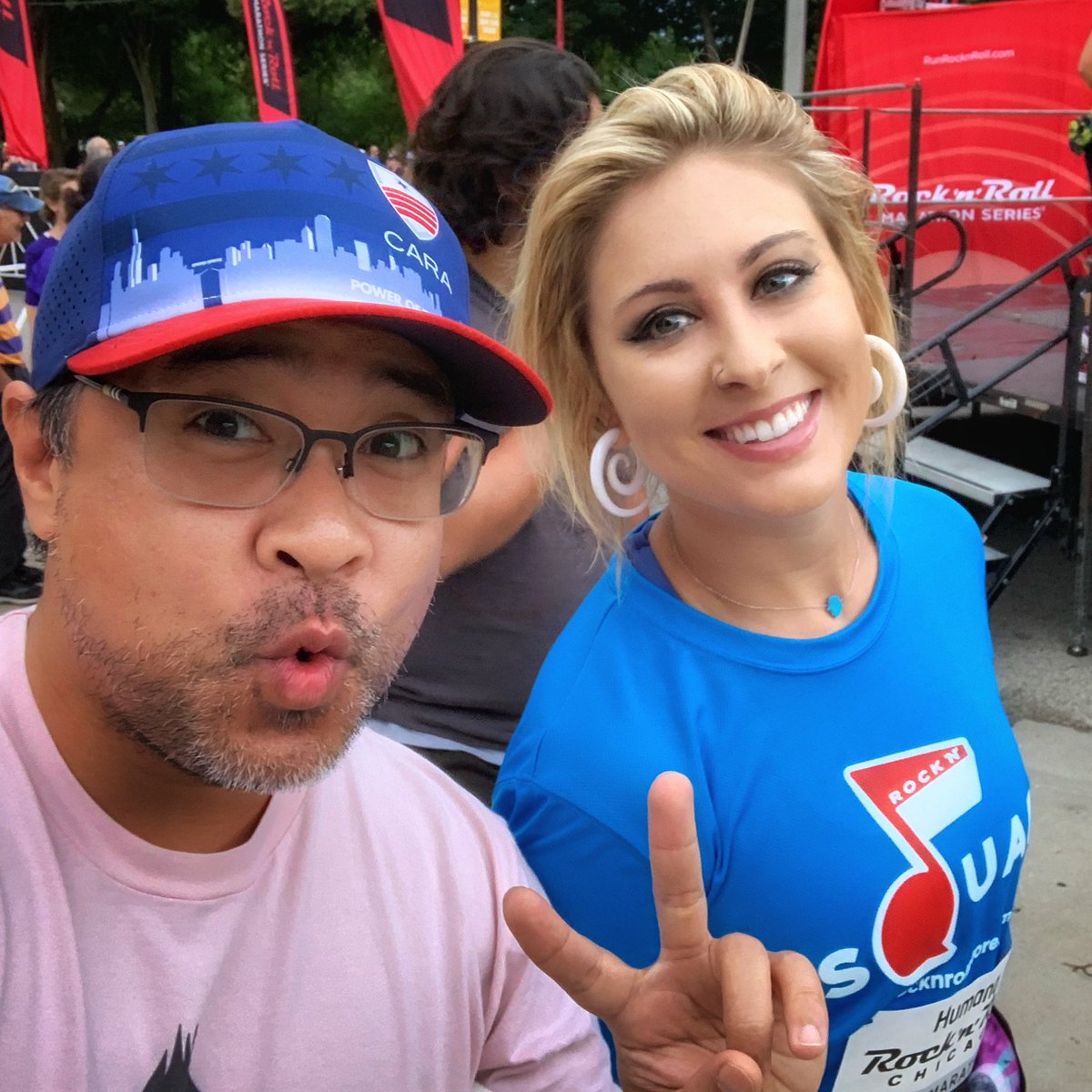 Dave_Mari's tweet photo. Awesome meeting @jessmeuse right before she sang the 🇺🇸 National Anthem @runrocknroll #RnRChicago Half. Great job singing and running Jess 🙌🏼 #RunHappy #RnRCHI #RunRocknRoll #RunRocknRollChicago #RunChicago https://t.co/5nIkvHdIKE