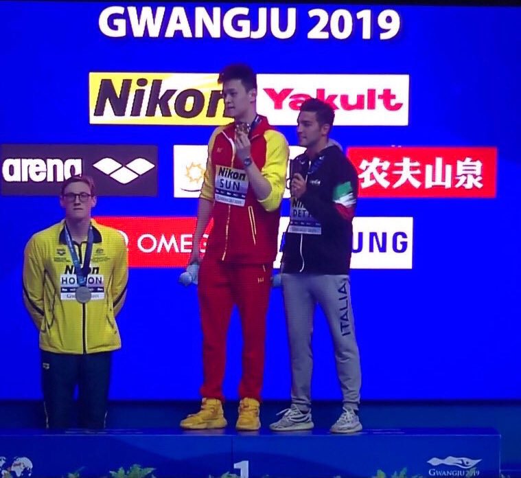 Championnats du monde de natation, geste courageux de l’australien Mark Horton qui refuse de partager le podium avec le champion chinois Sun Yang. Yang est coupable de dopage en 2014 et il a détruit ses échantillons sanguins à coups de marteau suite à un test en 2019. #CleanSport