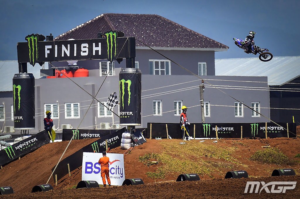 mxgp's tweet photo. Heading into a new week like @jeremyseewer91 at the MXGP of Asia! Only Arnaud Tonus and Tim Gajser have taken more points from the last five rounds than the @yamaharacingcom Factory Rider 🤙 Will he fly high again in Loket next weekend?
#MXGP #MXGPAsia #Motocross #SendItSunday https://t.co/yi13F9d2Q2
