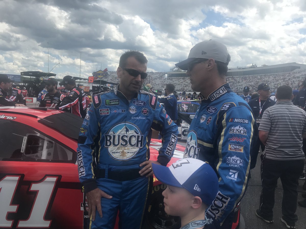 HaasFactoryTeam's tweet photo. Strategy is 🗝! @KevinHarvick and @RodneyChilders4 are crafting up a strategy to get that fast No. 4 @BuschBeer @NationalForests Ford Mustang up to the front at @NHMS.

#BuschPass4Pass | #4TheWin https://t.co/niHDXQq3jN