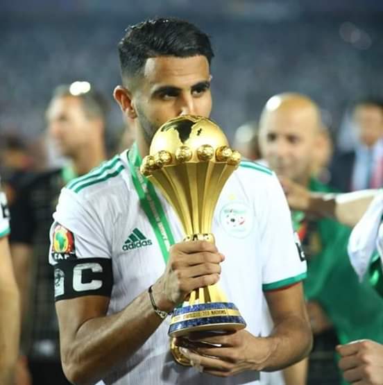Halim17031890's tweet photo. شئتم ام أبيتم نحن أبطال إفريقيا والكأس بحوزتنا ولن يوقفنا أحد ✌إحذرو المحاربين لقد عادو 👏👏 https://t.co/pY1IL5i2ri