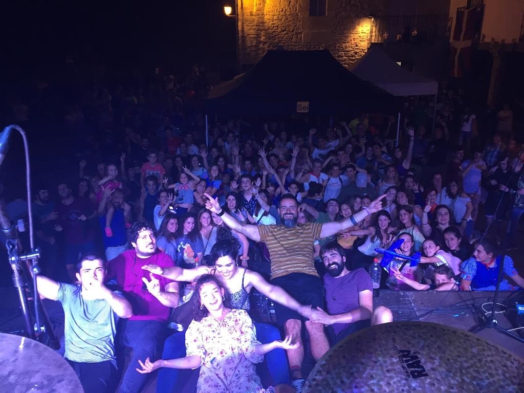 garilak26's tweet photo. Zenbat disfrutatu genuen zuekin, #Luiaondo. Lehen aldiz izan ginen zuenean eta gustora bueltatuko ginateke! 🔥 Laster arte!! #garilak26 #eguneroda26 #siemprees26 #live #rock #rocknroll #music #kontzertua #concert #fun #euskalmusika #basquemusic #euskalherria #basquecountry https://t.co/rRvItRtkiD