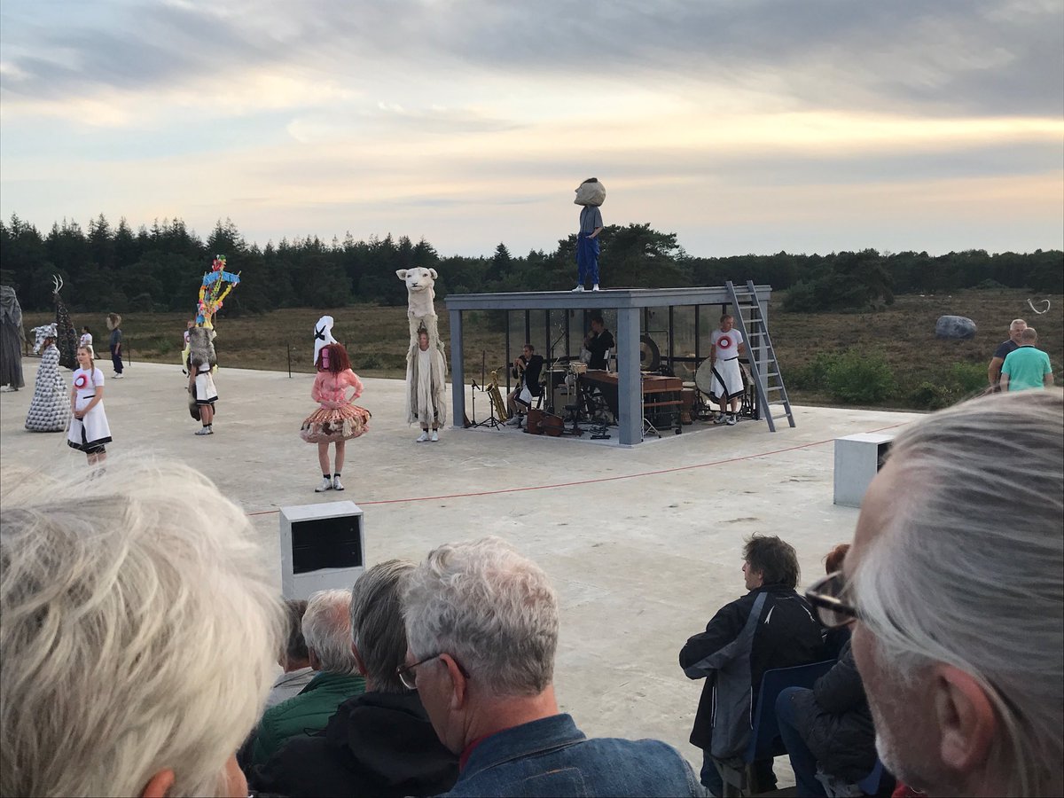 margreetgort's tweet photo. Nog even en de voorstelling #Mammoet op het #Buinerveld bij #Borger gaat beginnen. Prachtige locatie. https://t.co/HK9B9oBDWZ
