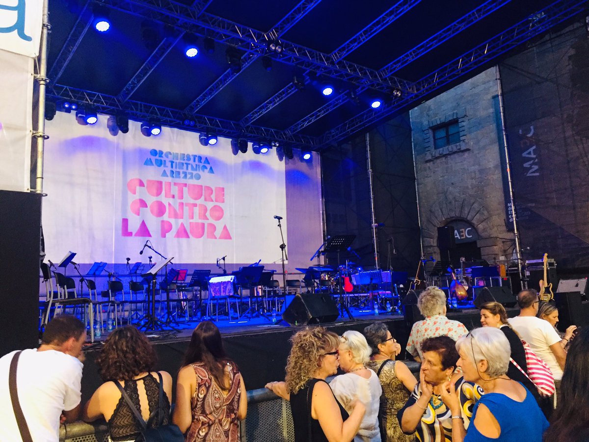 Giá sottopalco per l’ultimo concerto del #cortonamix19 🎙 Questa sera c’è l’Orchestra Multietnica di Arezzo con tanti amici musicisti sul palco e artisti in platea pronti a realizzare maglie davvero uniche! E voi siete già qui?