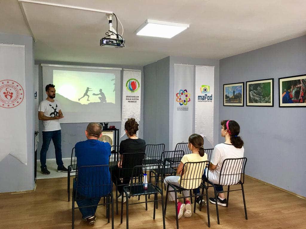 nazmicaykara's tweet photo. Gençlik ve Spor Bakanlığı destekli "Yaşam Işığım Fotoğraf" Projesi kapsamında FOTOĞRAF KAFE' de 2.Grup(Pazar)Temel Fotoğraf Eğitimi 6.haftamızda "Beyaz Ayarı" konusunu işledik.
@kasapoglu
@ozturkyunus45
#gsbgencliksporbak
#gençlikprojeleridestekprogramı
#mafod https://t.co/0EQVRrUIWI