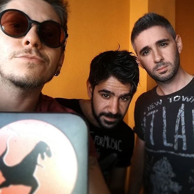 KaramaRock's tweet photo. Domenica #calda 🔥
Qualcosa di nuovo prende forma 🚢
.
.
.
#waitingfor #tuttigiùperTerra Lato B
#soundcloud #spotify #youtube #backtotherock #karama #ikaramarock #travel #nuovenote #nuovamusicaindipendente #musicalive #musicaindipendente #bassporn #gar… https://t.co/4ZAeJy3CjF https://t.co/HjdQauSnwy