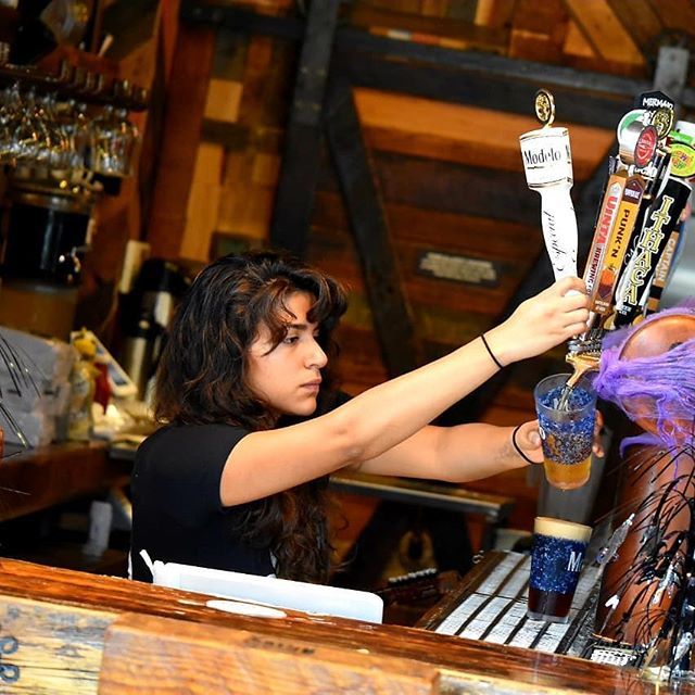 saludbargrill's tweet photo. Andrea pouring the juice on this H☀️T Sunday afternoon, come by say hi! And quench your thirst, Salud!  #heatwave#keepcool#drinkbrews#20ondraft#to#staycool😎#hottestday follow us: @saludbargrill #saludbrooklyn #saludbrooklyn https://t.co/9DWuTqcEb3