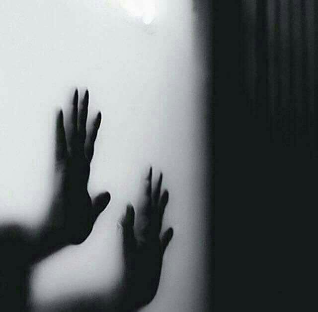 أعاين علصور وبقى انه صافن بيك 
وتجي ابالي سوالف مستعز #بيهه

واذكر كلمه الماعيش انه ابلياك
وهز ايدي عله كل احجايه #حاجيهه
انه گتلك من عرفتك بيه كومه اجروح 
شجاك وبالخصر سجين #تطويهه… 

جي  نيتي گطن ماوالم الموخوش 
وربك باعدك يعرف #سواجيهه

#شخابيطي