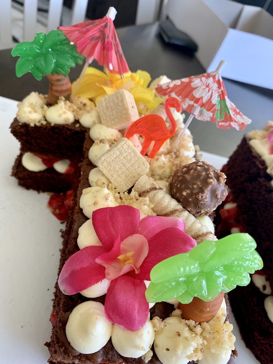 sksksk_cori's tweet photo. Today’s cake, first time making it without fruit.😋 ❤️Happy 16th Birthday to Lauren!❤️🎂 #luautheme🌺 https://t.co/jI9U6N9RGI