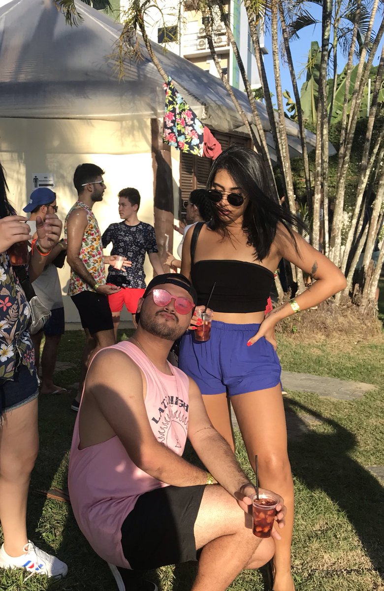 diretodeobidos's tweet photo. 1º Foto “@yullech sai da minha foto”
2º Foto “ Eu mesma fazendo pose já” 😂
Obrigada pelos mimos @frvoinc #CLKDA https://t.co/wbc1gaYr2s