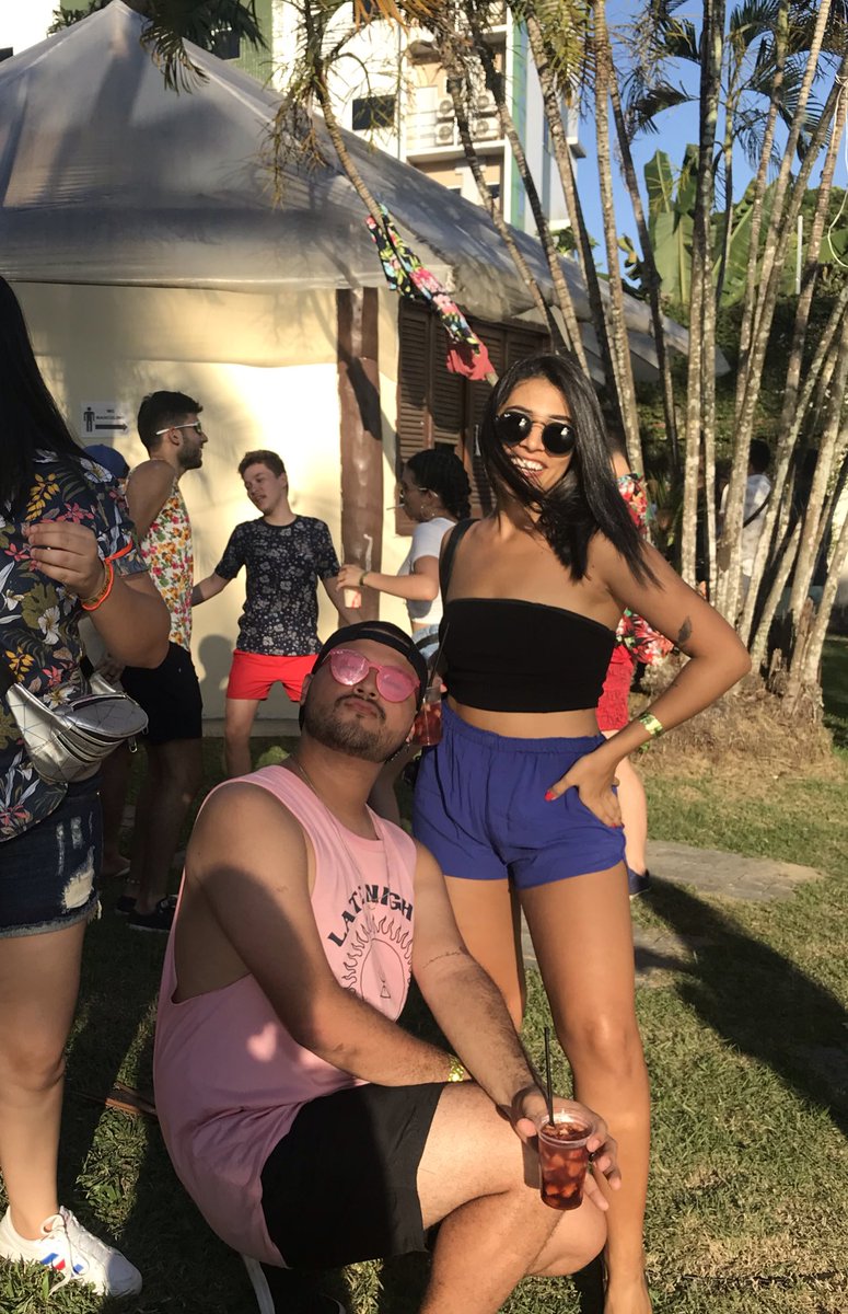 diretodeobidos's tweet photo. 1º Foto “@yullech sai da minha foto”
2º Foto “ Eu mesma fazendo pose já” 😂
Obrigada pelos mimos @frvoinc #CLKDA https://t.co/wbc1gaYr2s