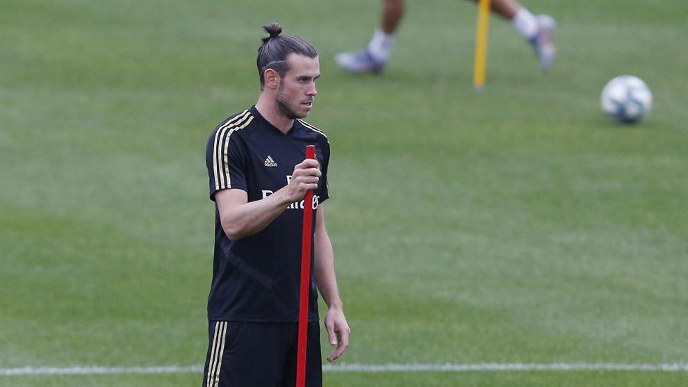 Frame_SP0RTS's tweet photo. 🚨 ¿Posible intercambio entre Bale y Neymar? En el diario inglés The Independent se habla de que el jugador brasileño podría haber sido ofrecido al club blanco y abre una oportunidad al PSG para realizar un intercambio de jugadores. https://t.co/o3FLcKXC7W