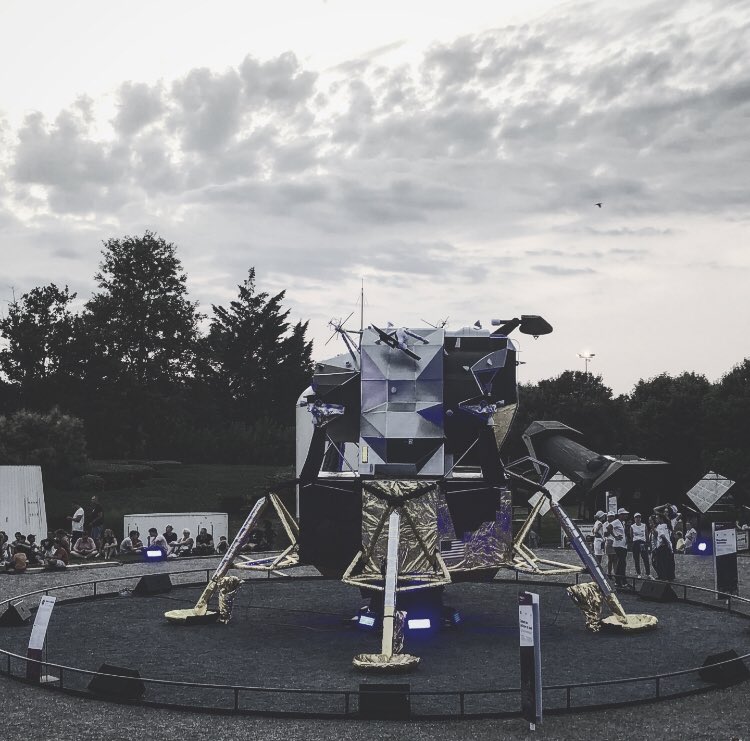 21h17 UTC+1, 20 juillet 1969, le module Eagle alunit sur la mer de la Tranquilité avec à son bord  Neil Armstrong, Michael Collins et Buzz Aldrin. Bel hommage de la @citeespace aux marcheurs et à tous ceux qui leur ont permis de fouler le sol de notre satellite 🌔#ApolloDay