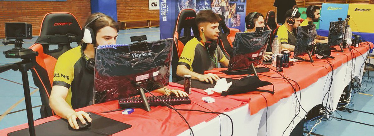 DaviCastillo97's tweet photo. Fin del evento, ha sido un placer conocer a estos PERSONAJES y que hayamos podido llevarnos la final @AnthraX_CSGO @Jarote_CSGO @WTHGraslu00 @_fer2k 
Nuestros cojones por haber sacado esto, y lo que queda.
Y gracias a @WildThunderEs por toda la ayuda que nos habeis ofrecido!! https://t.co/RmndbhgA3l