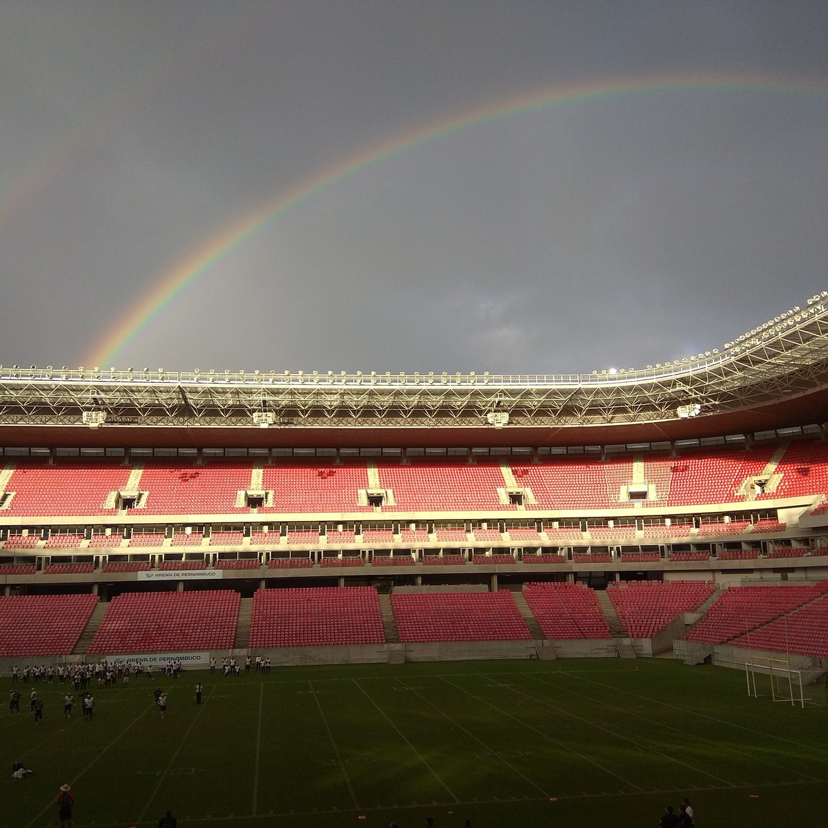 pegadinho's tweet photo. Show de bola! 🌈🏈 #arcoiris #nfl #nflbrasil #futebolamericano #scpirates #santacruzpirates #gameday https://t.co/cfAWXTjC4I